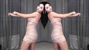 Public No. 19: The banned Korean broadcaster BJ Park Saen's tight skirt hot dance