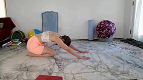 Aurora Willows’ yoga class #17 – A fetish-filled experience