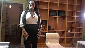 Inked MILF Ashley Cumstar's wild ass-licking and toy play
